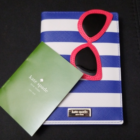 Authentic Kate Spade passport holderβπ